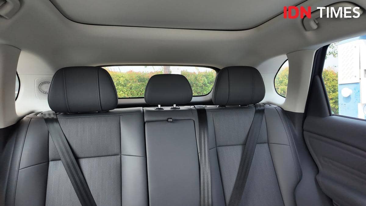 Interior kabin Leapmotor B10 dengan jok depan berwarna terang, dasbor digital, dan ruang yang terlihat lega.