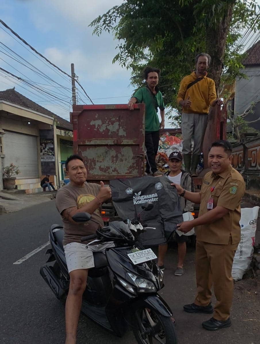 DLH Tabanan Bagikan Bag Komposter, Tingkatkan Kesadaran Pilah Sampah