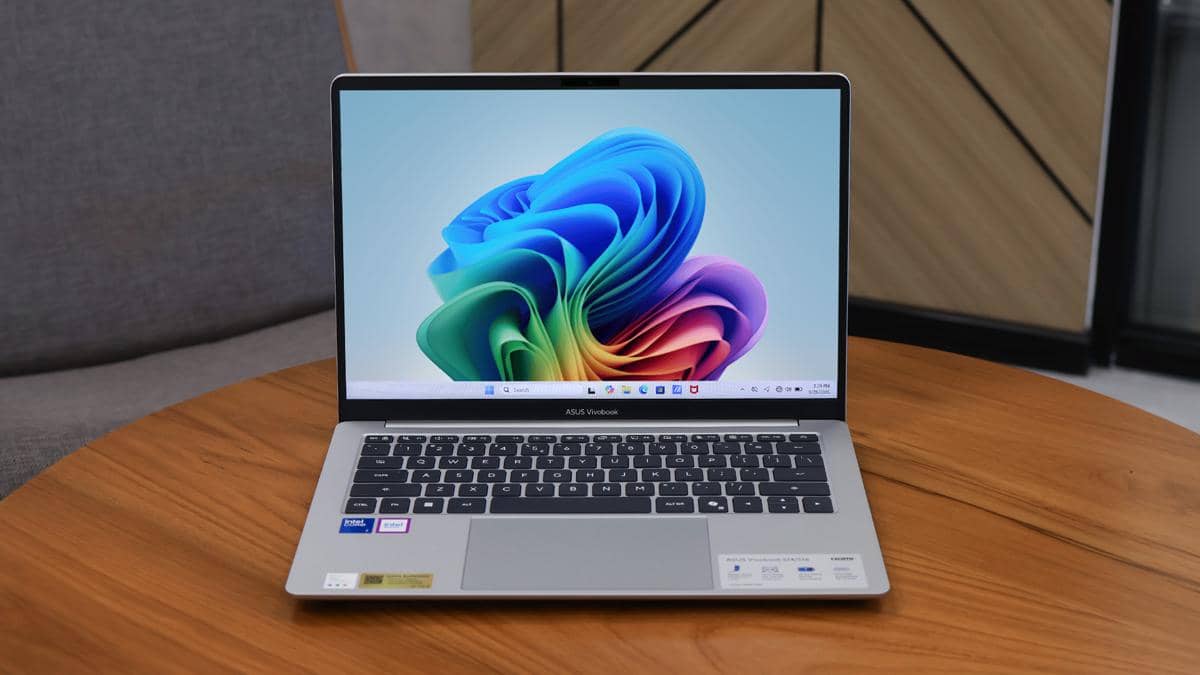 Laptop ASUS Vivobook S14 dengan desain ringkas, ditampilkan dalam materi promosi resmi dari perusahaan ASUS.