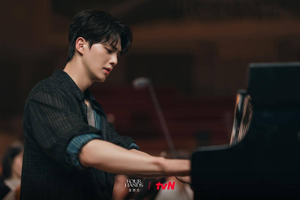cuplikan drama Four Hands, Two Sonatas