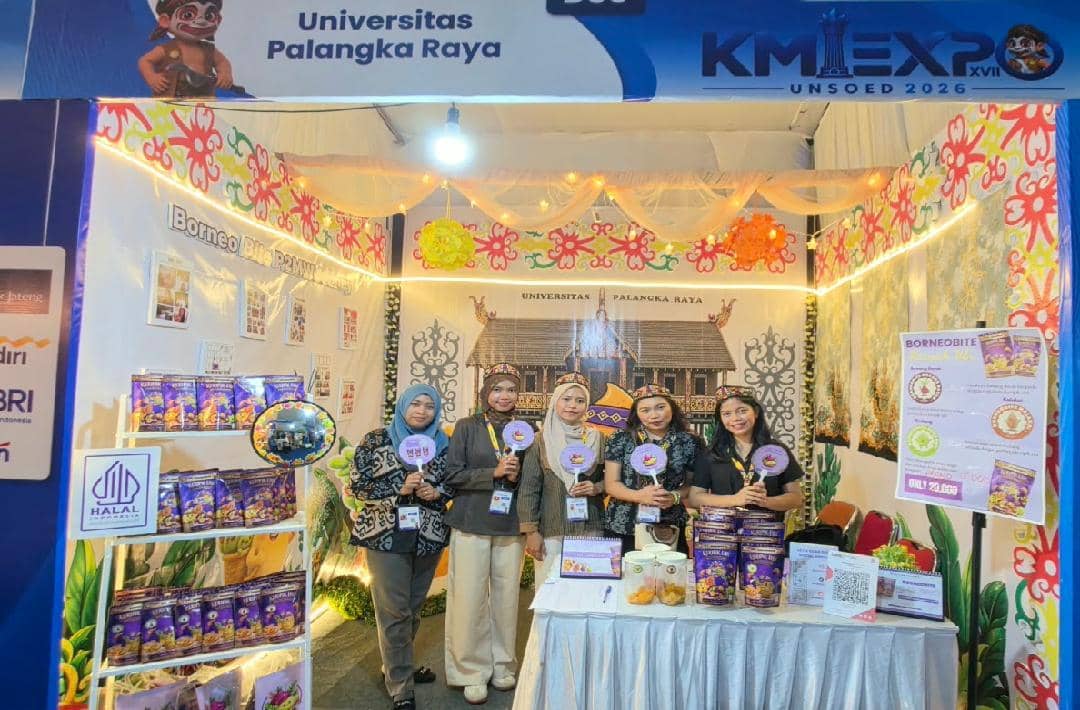 Vionae bersama tim Universitas Palangkaraya berada di stand untuk memperkuat kemampuan mahasiswa mengelola usaha.