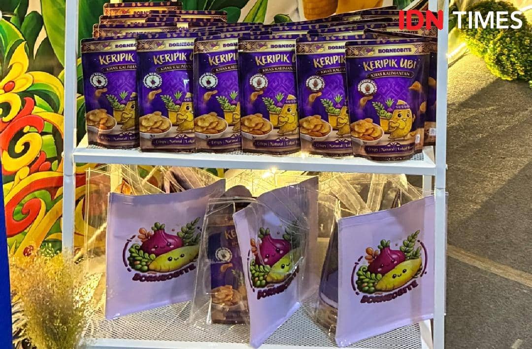 Aneka keripik ubi Kalimantan Tengah dengan bumbu bawang dayak, rimbang, dan kelakai dipamerkan di KMI Expo.