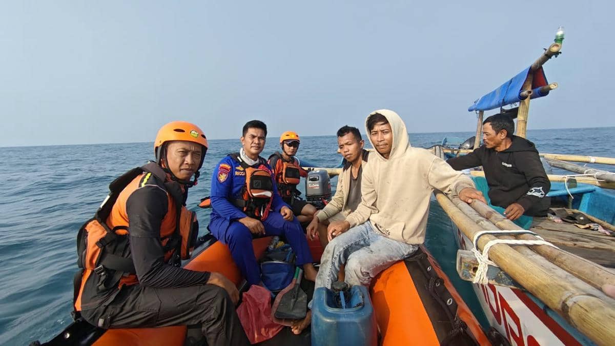 Mesin Kapal Mati di Anyer, 3 Nelayan Terapung di Laut 6 Jam
