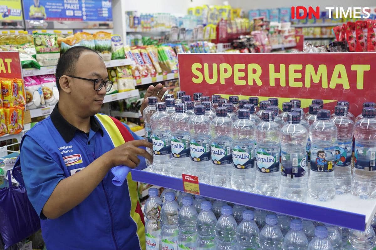 Dwiki Alpian, pekerja disabilitas, berada di Kota Tangerang dalam dokumentasi jurnalis IDN Times Maya Aulia Aprilianti.