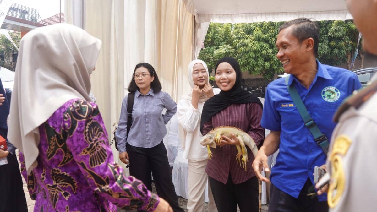 Petugas melakukan kegiatan vaksinasi rabies pada hewan di Sumatera Selatan sebagai upaya pencegahan penyakit.