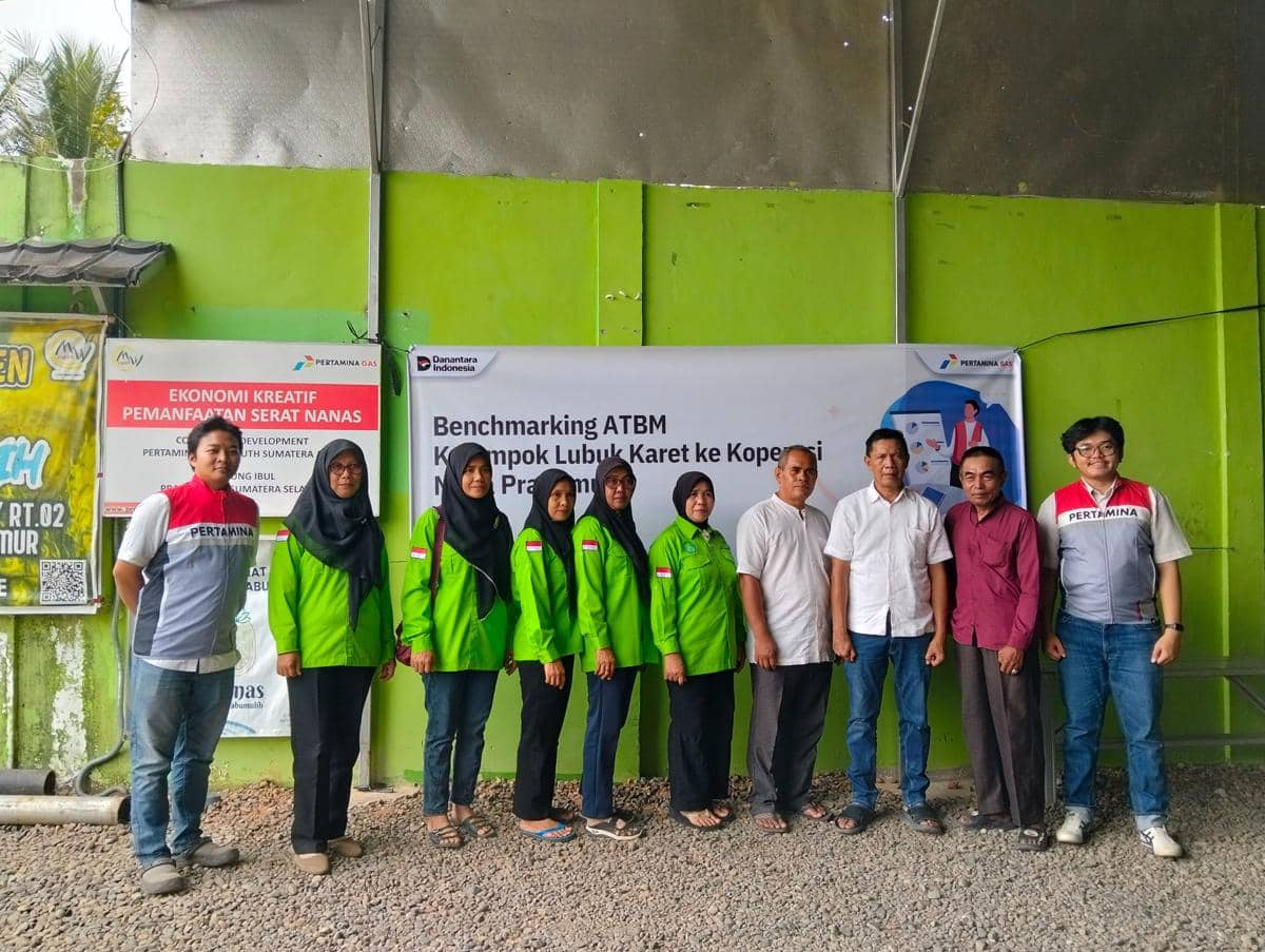 Peserta mengikuti kegiatan belajar menenun serat nanas dengan pendampingan dalam program Pertagas bersama.