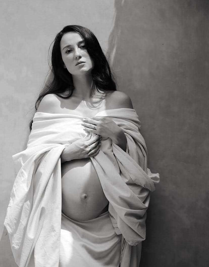 Julie Estelle mengumumkan kelahiran anak keduanya melalui unggahan di akun Instagram pribadinya kepada pengikutnya.