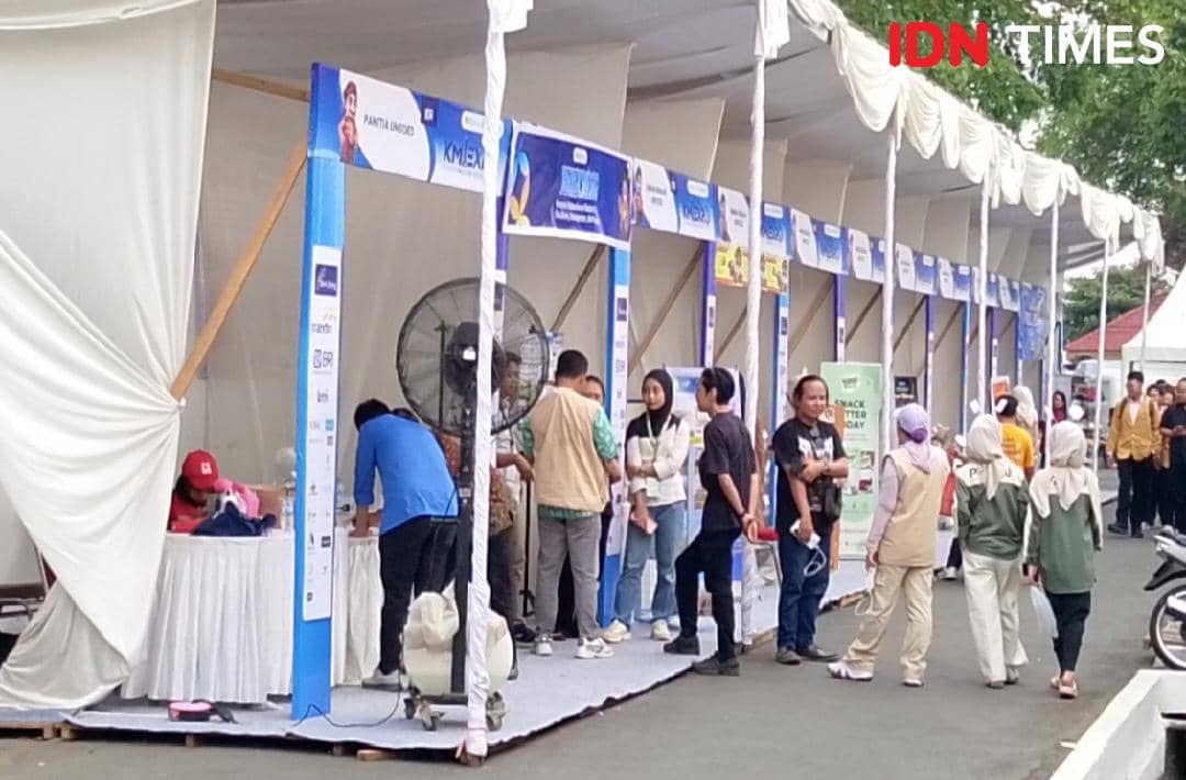 Salah satu stand di pintu masuk KMI Expo 2026 Unsoed yang membuat dua mahasiswa Universitas Palangkaraya terharu