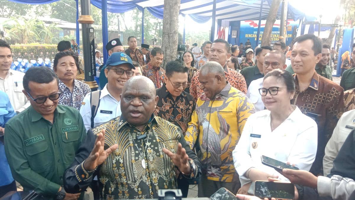 Menteri HAM Natalius Pigai bersama Wali Kota Semarang Agustina Wilujeng membahas teknis RUU HAM dalam pertemuan.