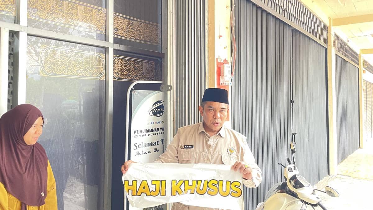 Kakanwil Kemenhaj Sumbar memperlihatkan stiker salah satu travel penyedia haji plus (Foto: IDN Times/Halbert Caniago)