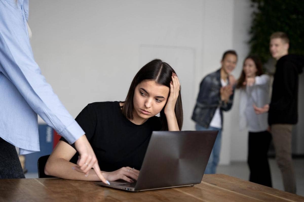 5 Cara Menghadapi Workplace Bullying Tanpa Memperkeruh Situasi