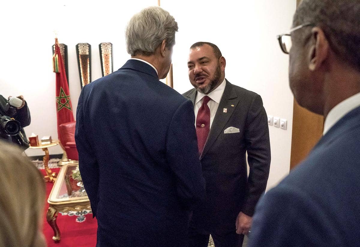 Raja Mohammed VI sedang bertemu dengan seseorang.