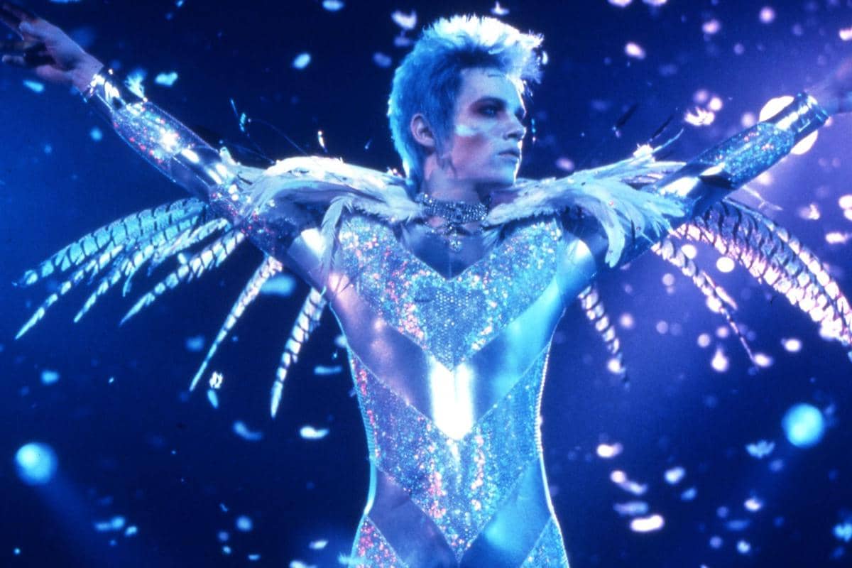 5 Film Bertema Pop-Glam untuk Penggemar Album Debut ADÉLA