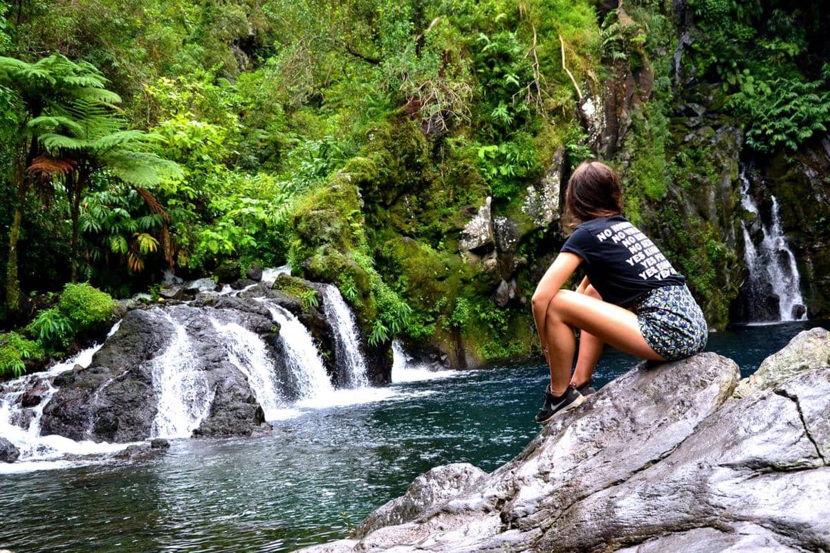 ilustrasi traveling di air terjun