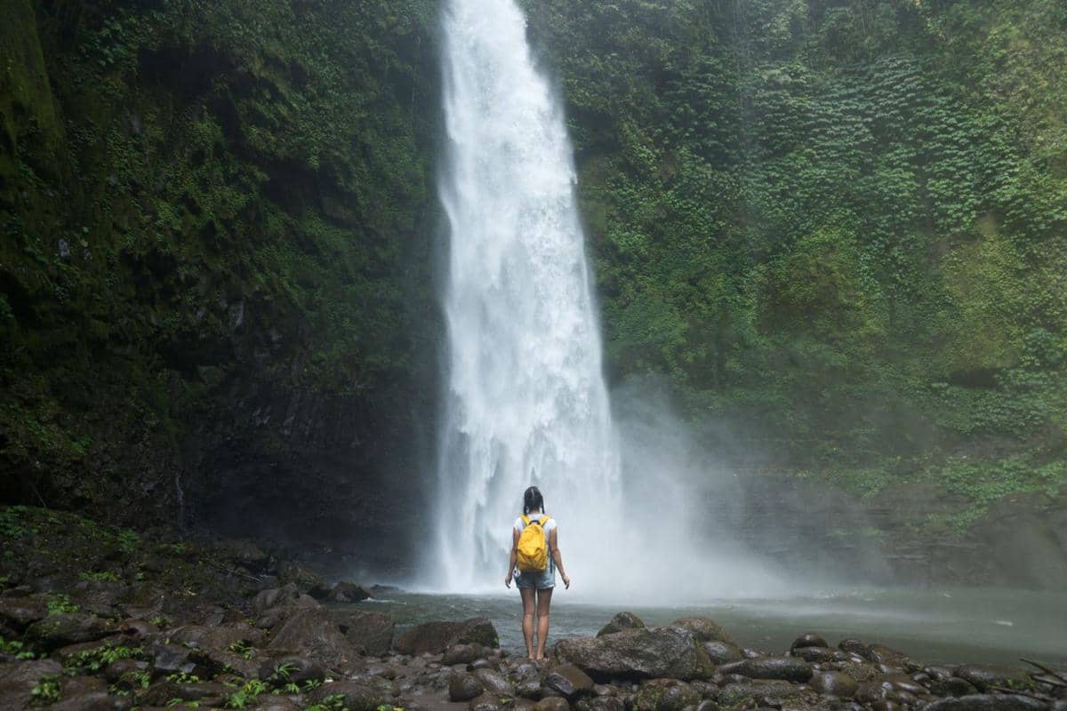 ilustrasi traveling di air terjun