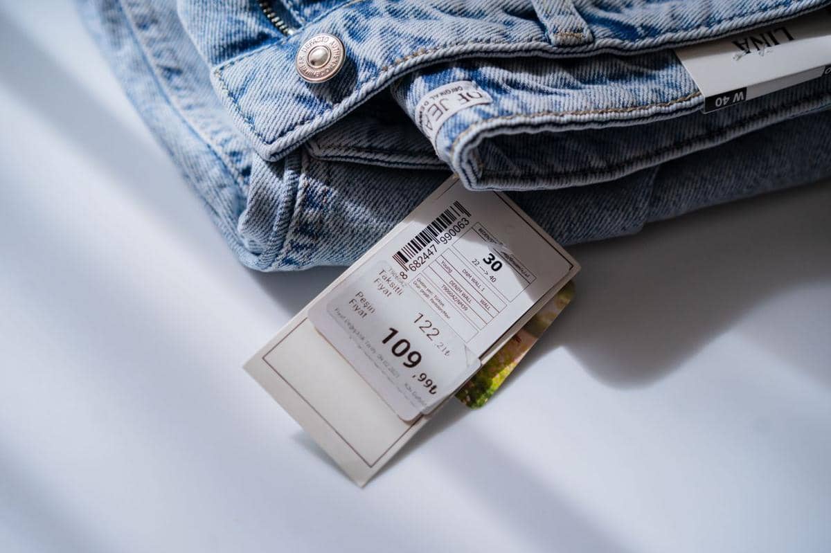 ilustrasi celana jeans denim dengan label harga yang terlihat
