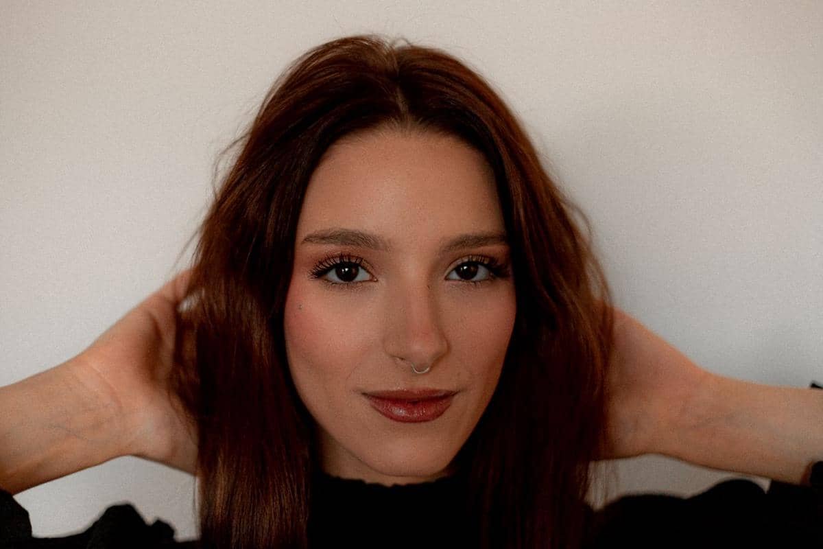 Ilustrasi brown makeup look