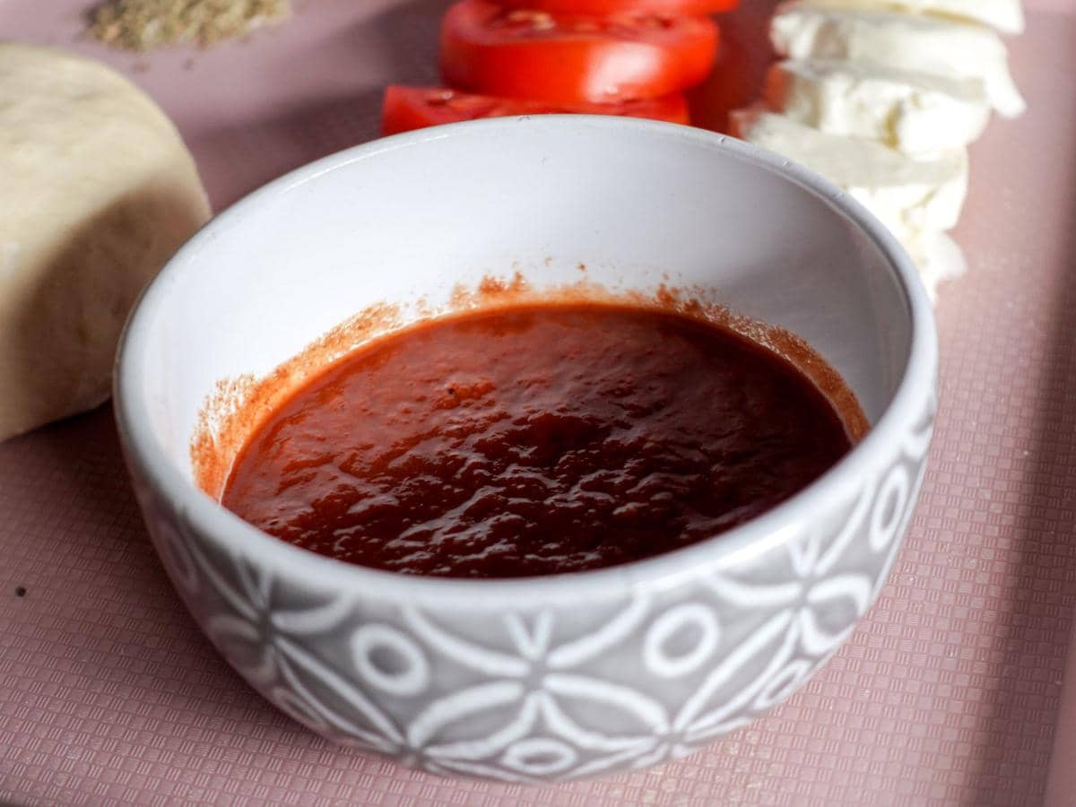 Saus sambal merah dalam mangkuk kecil sebagai ilustrasi pelengkap informasi kuliner dan makanan pedas.