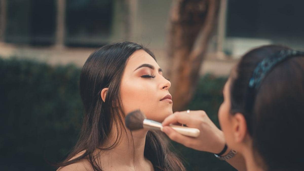 Ilustrasi brown makeup look