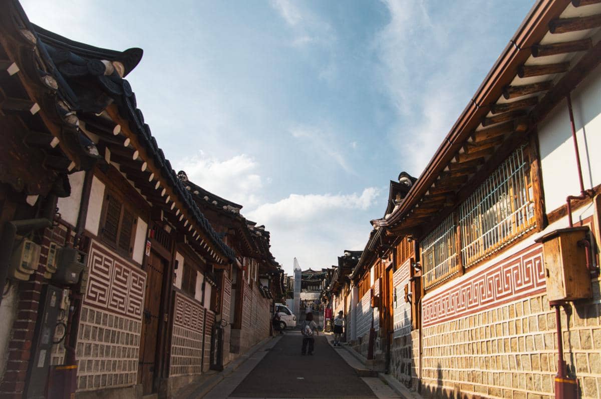 ilustrasi suasana di Desa Hanok