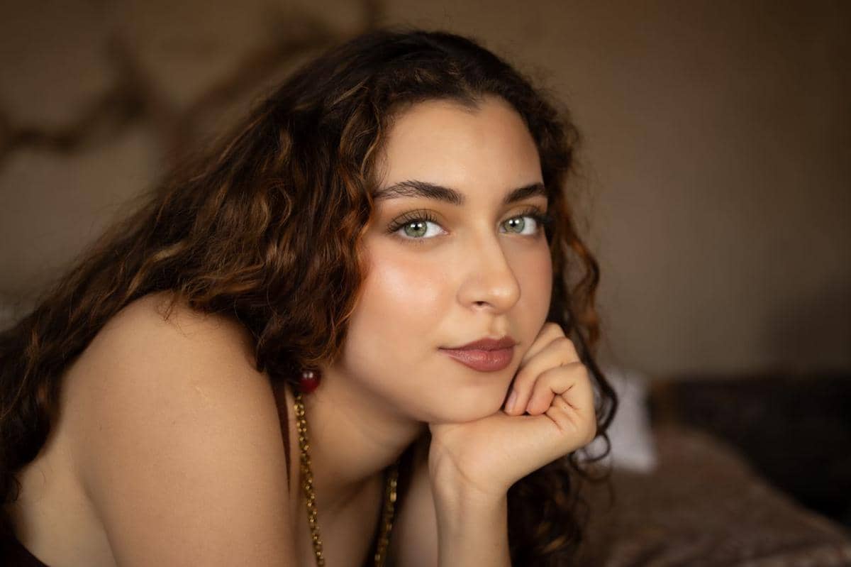 Ilustrasi brown makeup look