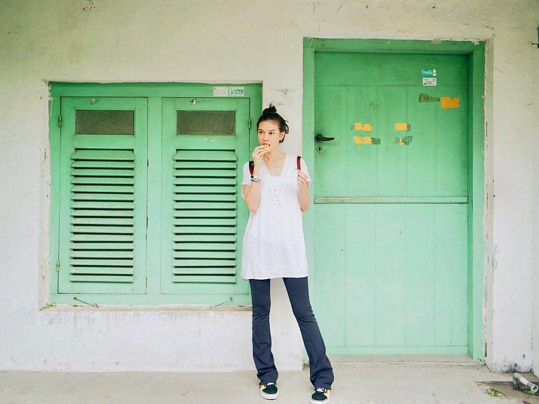 ide padu padan outfit putih ala Yuki Kato 