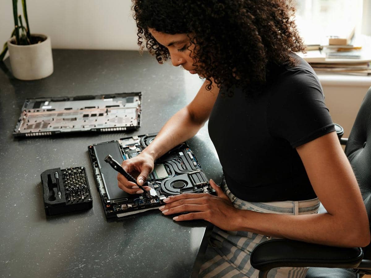 ilustrasi komponen laptop untuk pemetaan drone