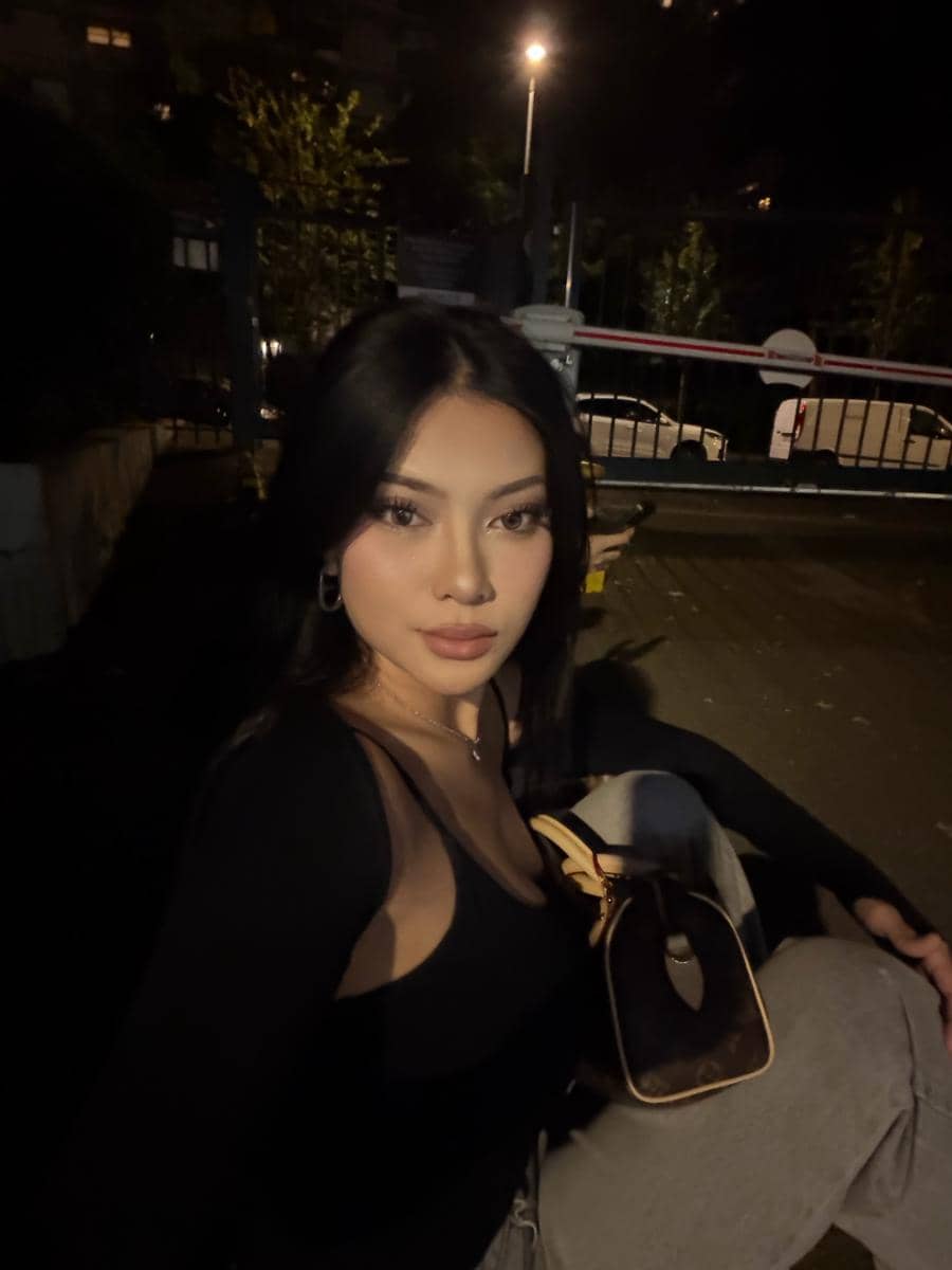 Hanum Mega berlibur di Paris bareng suami dan sahabat