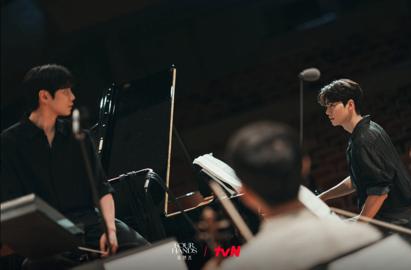 Cuplikan adegan dari drama Four Hands, Two Sonatas produksi tvN dalam tangkapan layar materi promosi serial.