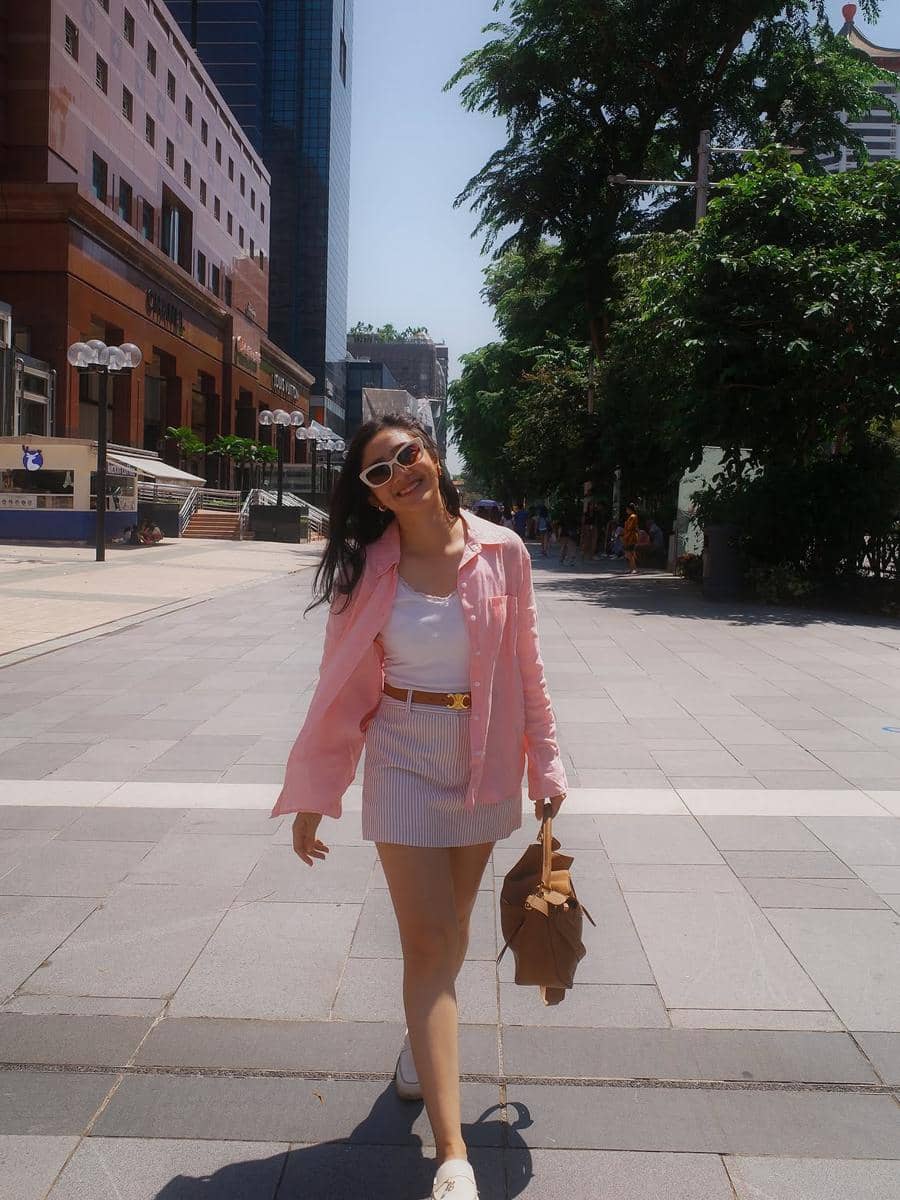 padu padan kemeja buat liburan ala Febby Rastanty