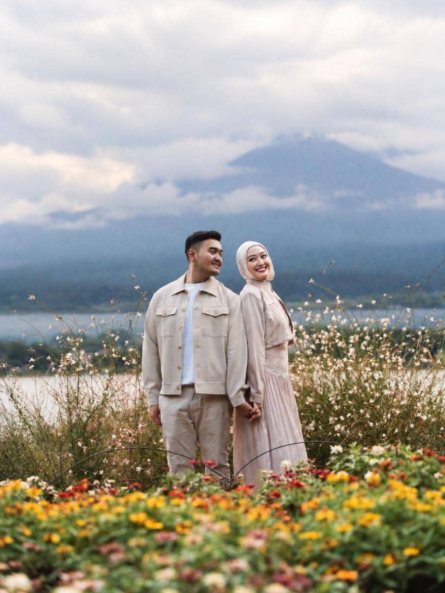Puteri Modiyanti berpose dalam momen lamaran bersama kekasihnya, seperti dibagikan melalui Instagram @putmod.