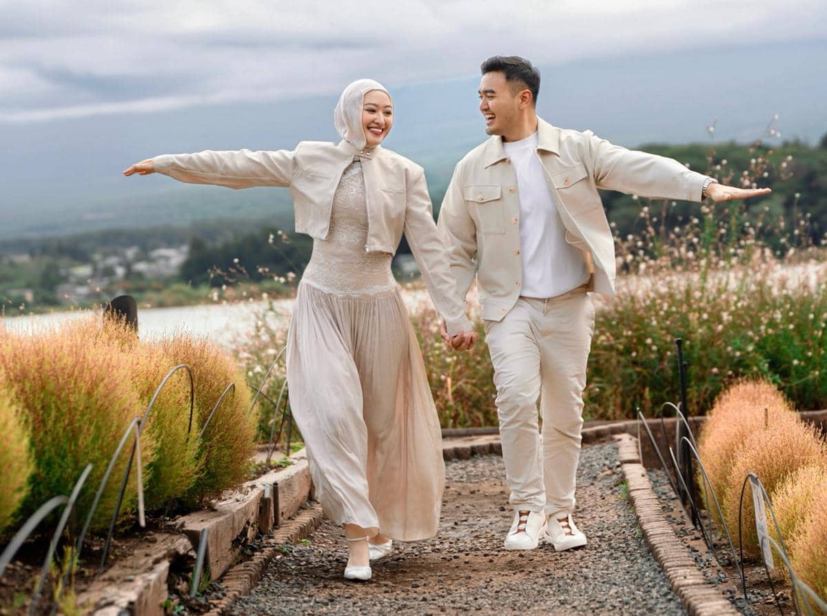 Inspirasi Gaya Puteri Modiyanti saat Dilamar Kekasih, Earthy Vibes!