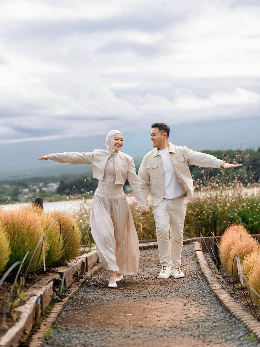 Puteri Modiyanti berpose dalam momen lamaran bersama kekasihnya dengan gaya busana yang terlihat elegan.
