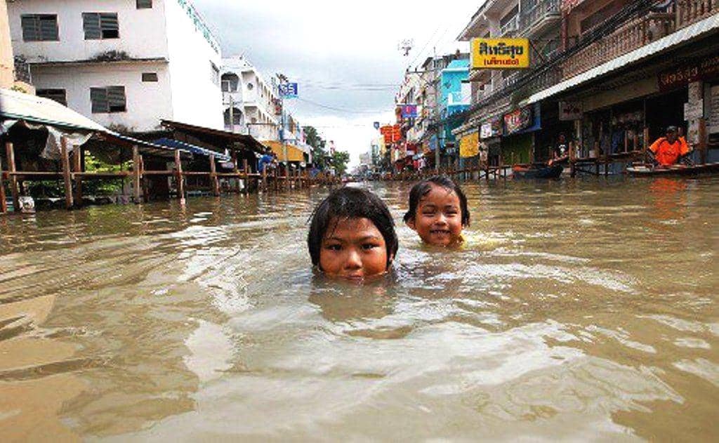 potret anak-anak Thailand berenang di tengah banjir