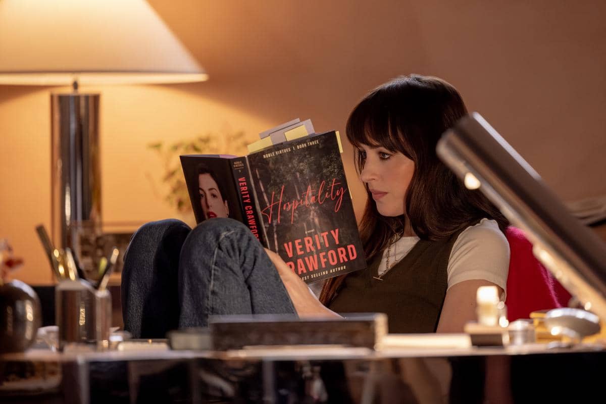 Potret Dakota Johnson sebagai Lowen Asleigh dalam materi promosi film Verity produksi Amazon MGM Studios.