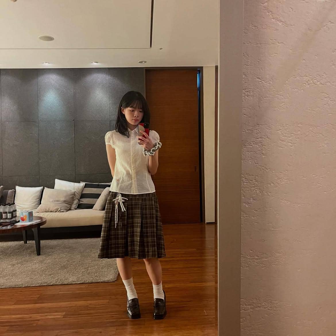Lee Jae In tampil dengan gaya OOTD kasual sebagai inspirasi padu padan busana dari akun Instagramnya.