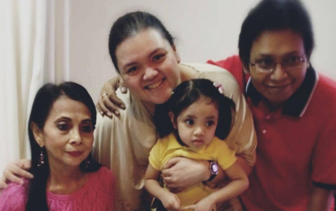 Karinka bersama suami, anak, dan ibunya (dok. Pribadi/Karinka Ngabito)