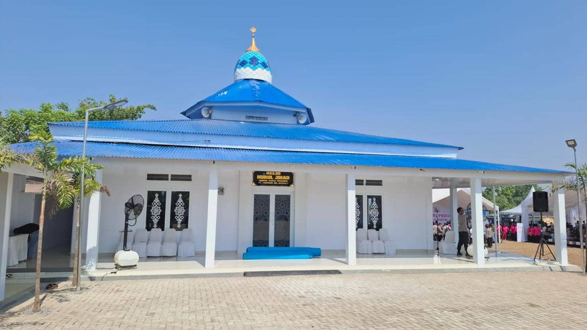 Polda Sulsel Renovasi Masjid Langganan Banjir di Romang Tangngayya