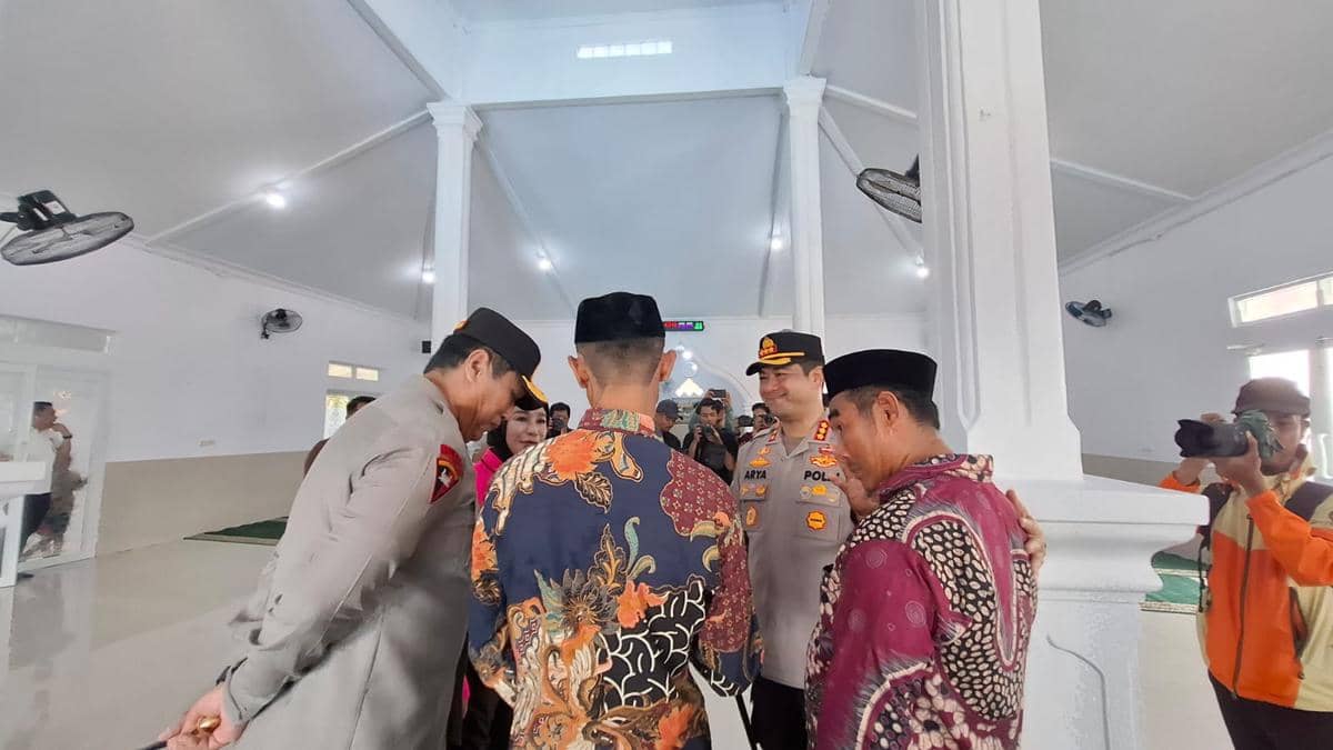 Polda Sulawesi Selatan merenovasi Masjid Nurul Jihad di Kampung Romang Tangngayya, Kecamatan Manggala, Kota Makassar, yang kerap terdampak b