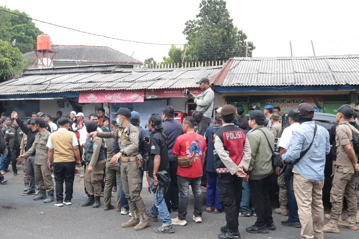 Sempat Ricuh, Pemkot Bandung Ratakan 20 Bangunan Liar di Ciumbuleuit
