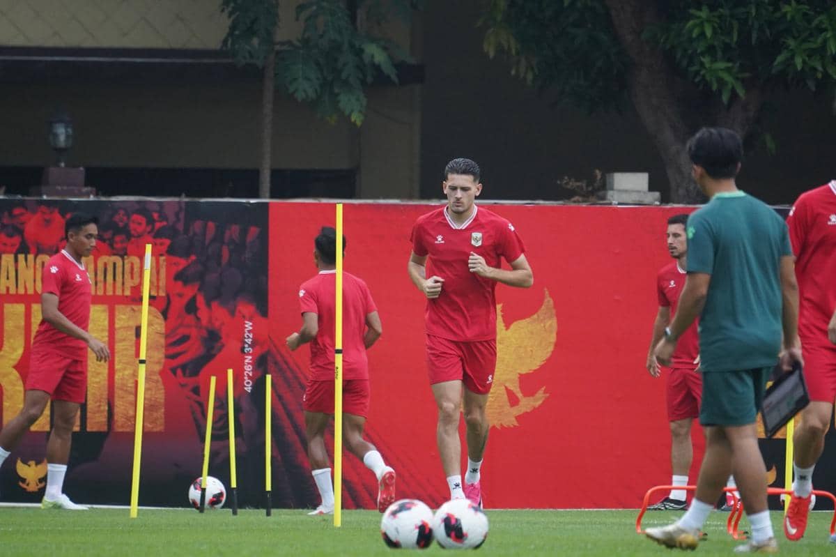 Para pemain Timnas Indonesia menjalani sesi latihan menjelang pertandingan FIFA ASEAN Cup 2026 di lapangan.