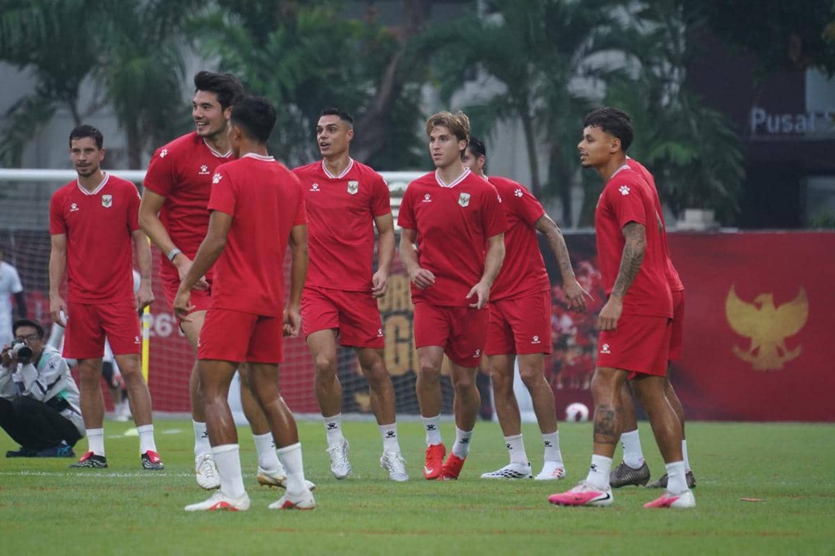 Para pemain Timnas Indonesia mengikuti sesi latihan bersama dalam FIFA ASEAN Cup 2026 di lapangan sepak bola.