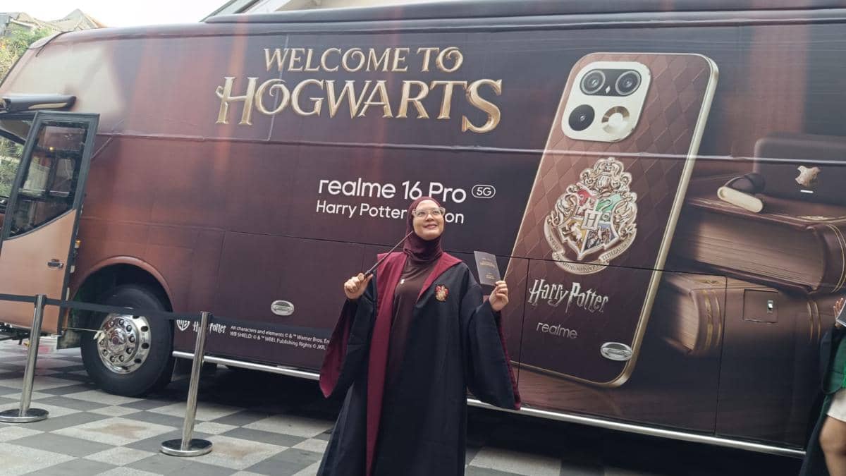 Warga Bandung Antusias Datangi Pop-Up Bus Realme Harry Potter di Braga