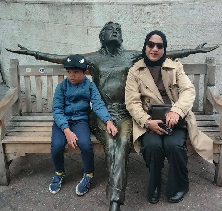 keluarga Soleh Solihun jalan-jalan di London