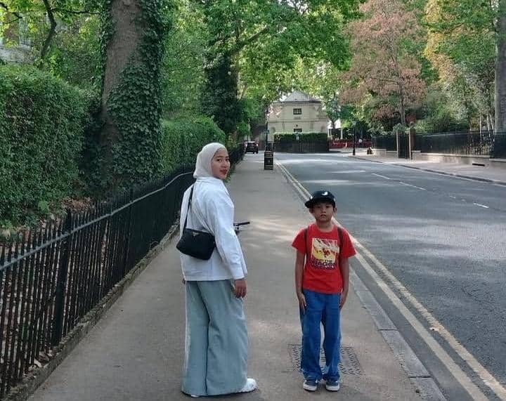 keluarga Soleh Solihun jalan-jalan di London