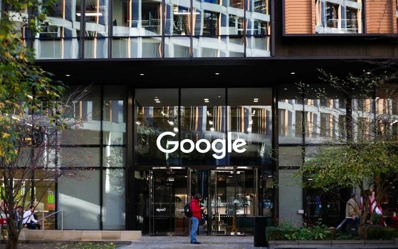 ilustrasi seorang pria sedang berdiri di depan gedung Google