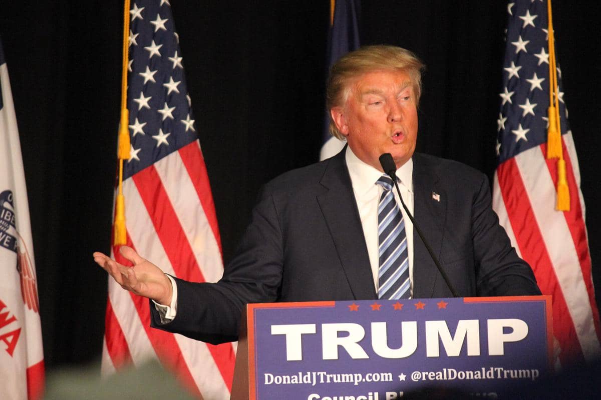 Donald Trump sedang berpidato.