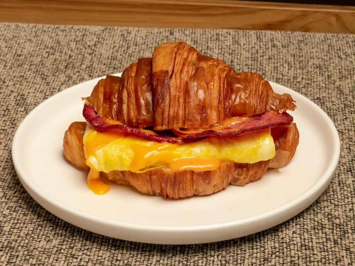Potret menu buttery croissant di Bull's Coffee Sanur