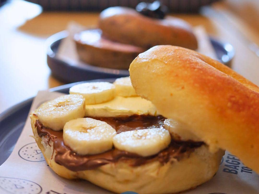 Potret banana cream cheese bagel si Bagel To Go Sanur Bali