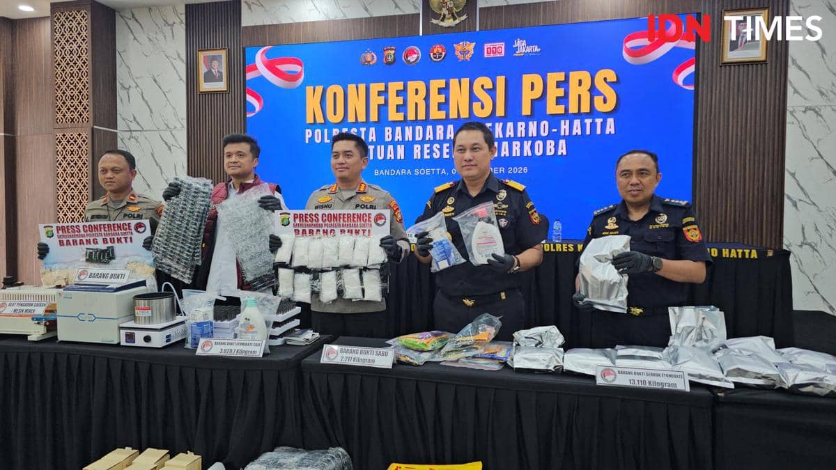 Sebelas tersangka kasus penyelundupan etomidate lintas negara diamankan petugas di Bandara Soekarno-Hatta.